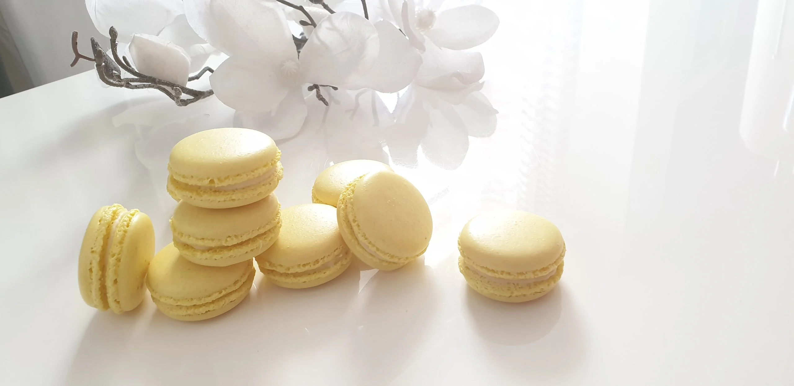 Sweet Table mit Törtchen, Macarons und Cakesicles